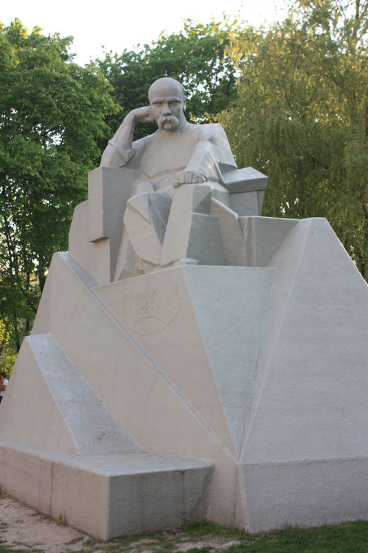 Памятник Шевченко в Полтаве