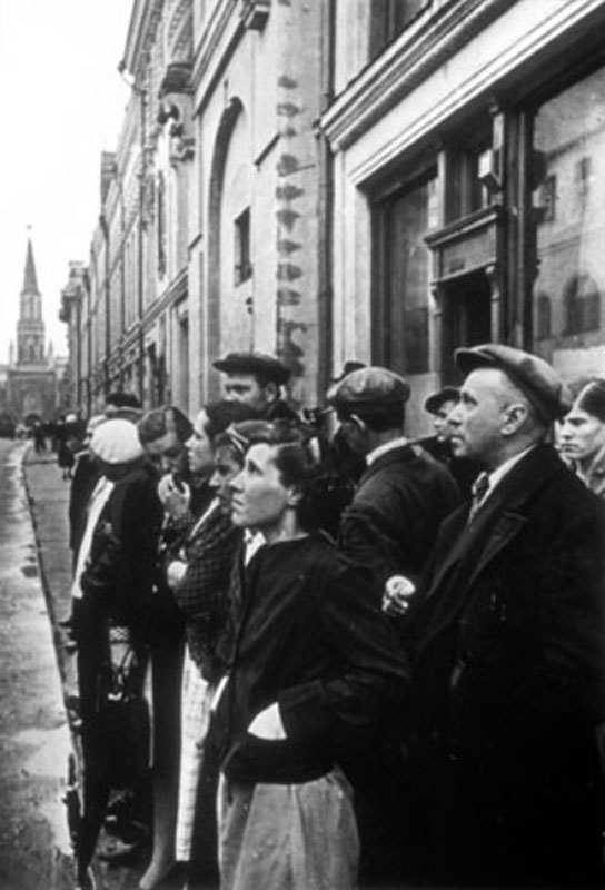 Слушают объявление войны