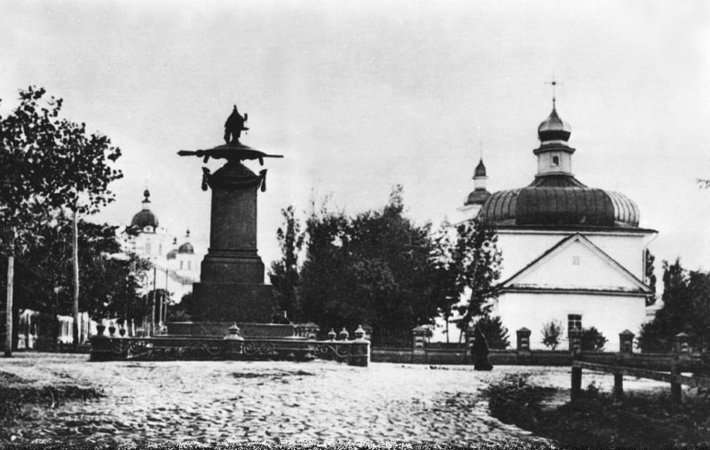 Спасская-церковь-и-памятник