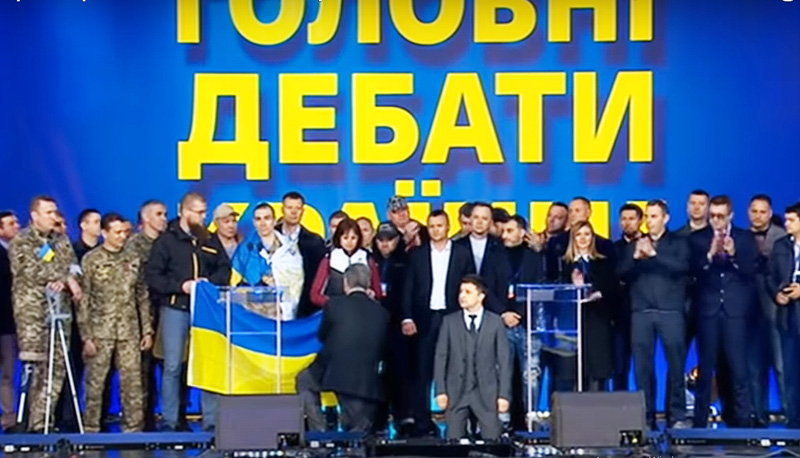 Порошенко_спиной_к_избирателям