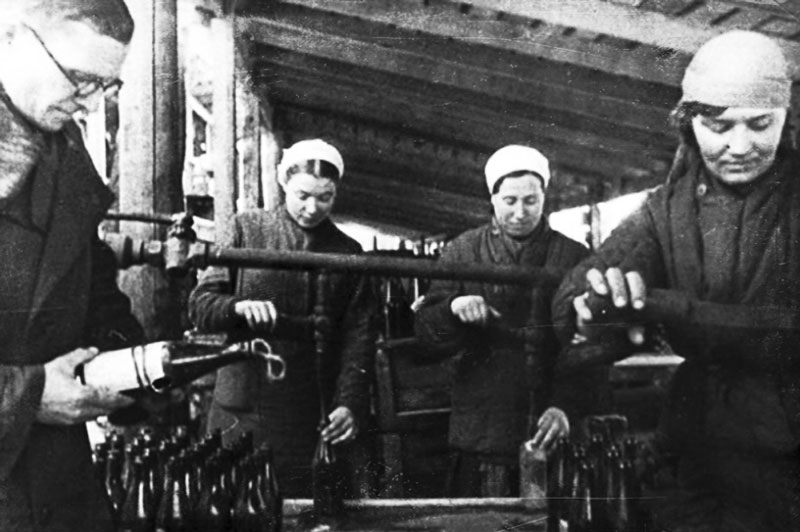 izgotovlenie-kokteyley-molotova