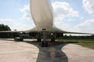 Самолет Ту-160-вид-снизу