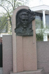 Памятник Юрию Кондратюку