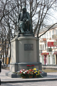 Памятник Гоголю в Полтаве