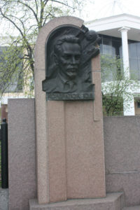 Памятник Кондратюку в Полтаве