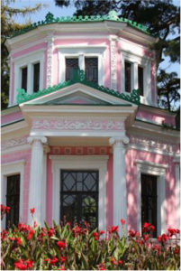 Розовая беседка в Уманском дендропарке