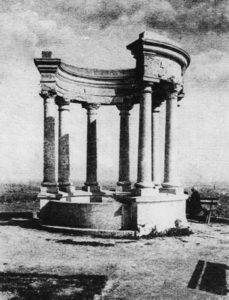 Белая-беседка-старинная