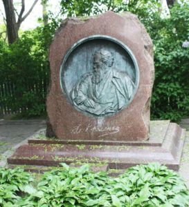 Памятник-Короленко