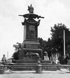 Памятник-Петру-1-на-месте-отдыха