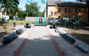 Аллея_у_памятника_Сенько