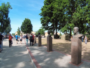 Бюсты_в_аллее_героев