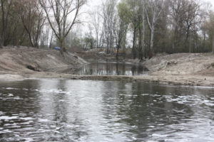 Канал по которому будет идти вода крутящая турбины Нижнемлинской ГЭС уже прорыт и его уже облюбовали рыбаки