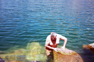 tcernoe-ozero-migeya-voda